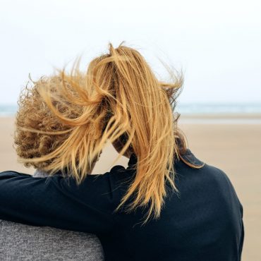 Junge und ältere Frau junge-frau-und-aeltere-frau-schauen-richtung-wasser