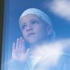 Luca am Fenster
